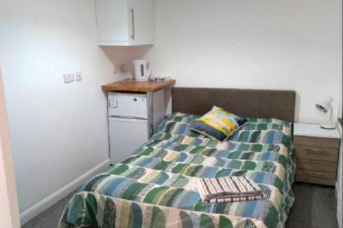 Corby Entire mid terrace 4 bed 4 shower bathrooms