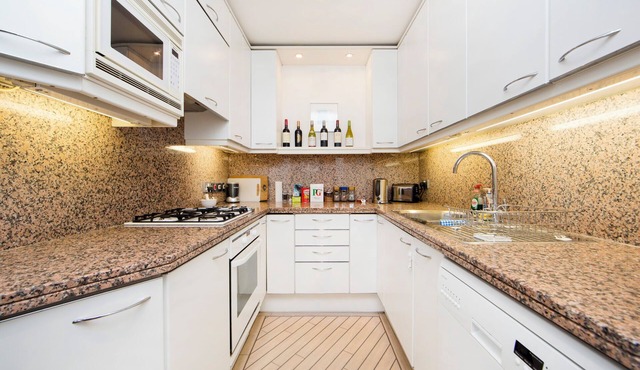 CORNWALL GARDENS, KENSINGTON - Elegant 2 bed, 2 bath apartment with park view