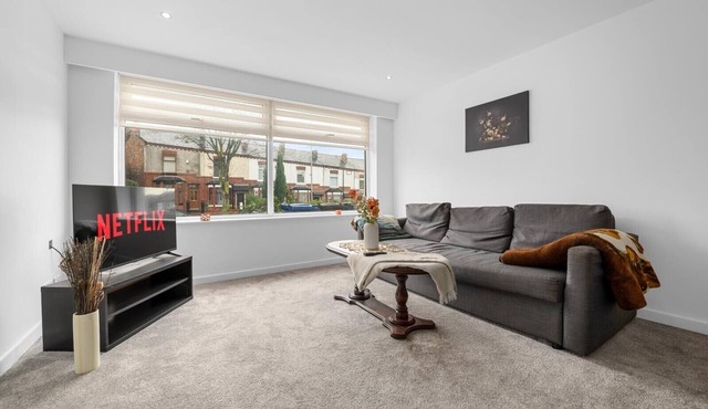 Cosy 2-Bed Flat in Middleton| Ideal for Work Stays