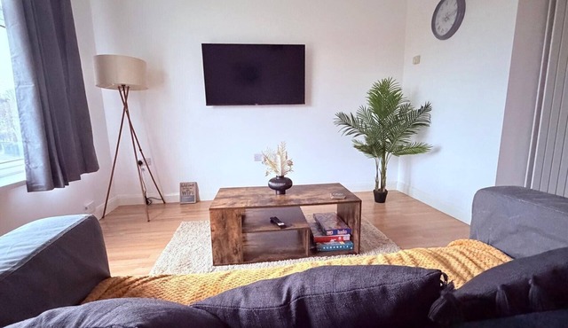 Cosy 2 Bedroom Apartment by Airport & Town Centre