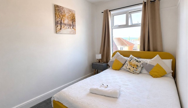 Cosy 3 Bed Home | Sleeps 7 | 4 Beds | Free Parking