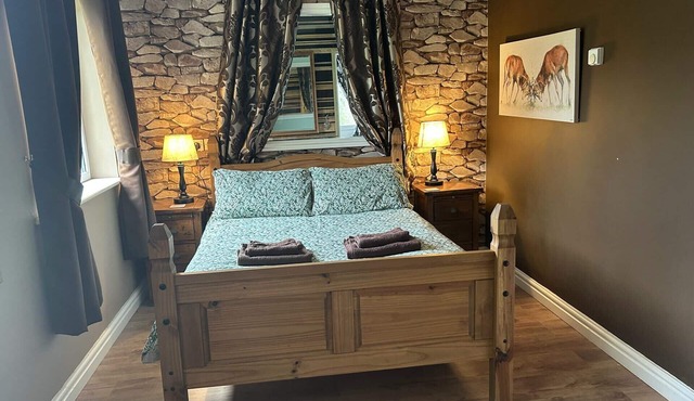Cosy and Secluded Brook-side Lodge