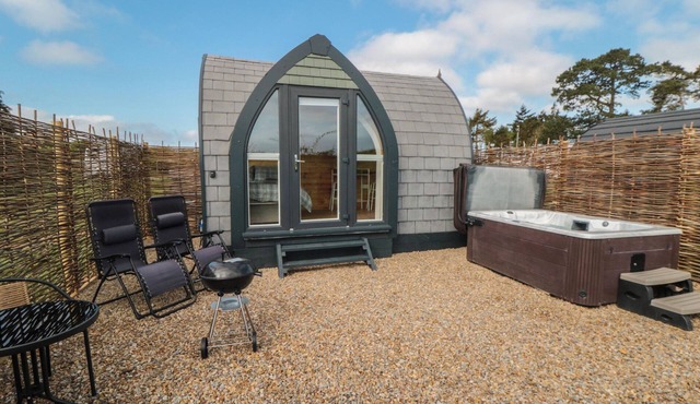 COSY COCOON, pet friendly, with pool in Rillington