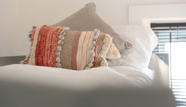 Cosy cottage- 2 bedroom- sleeps 6-parking- city centre- perfect for contractors