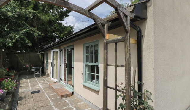 COSY COTTAGE, romantic, with a garden in Bath in Bath