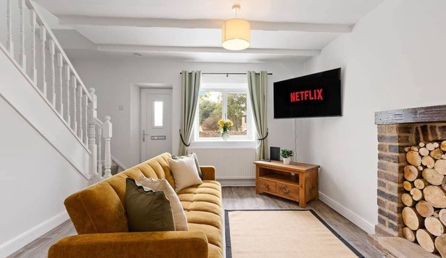 Cosy Cottage with Castle Views | Sleeps 4