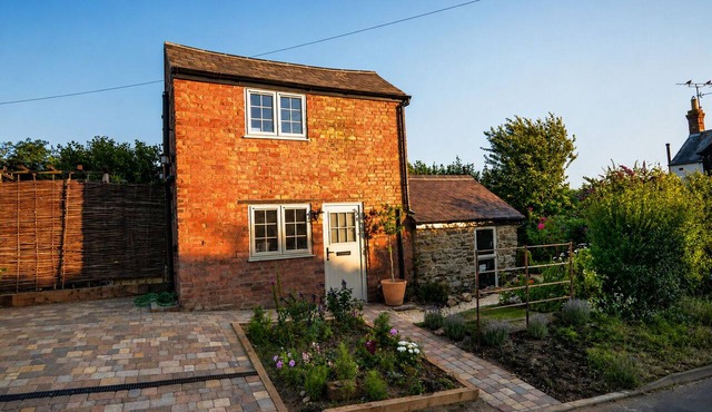 Cosy Cottage with Outdoor Bath in Northants