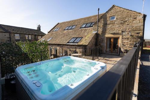 Cosy Farm Cottage with Hot Tub & Countryside Views