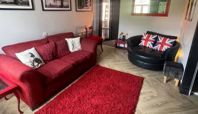 Cosy spacious 2 bed flat lovely balcony view, 3 miles to Manchester City Centre.