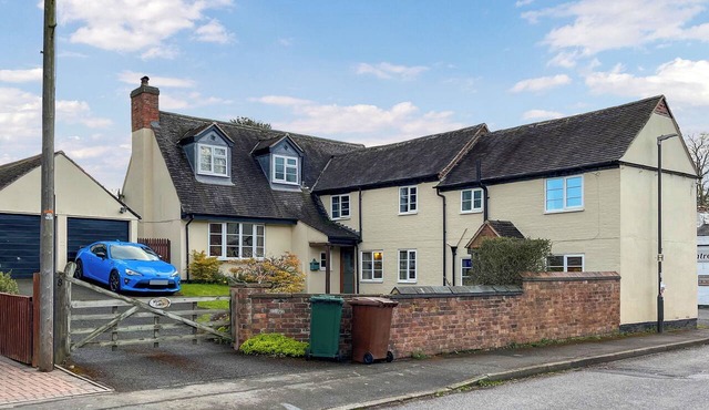 Cosy two-bedroom cottage in an idyllic village.