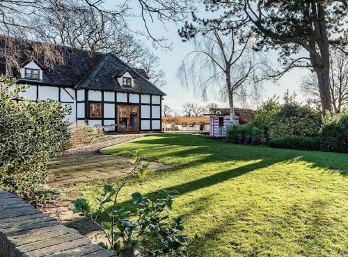 Cottage-outdoor bar-fire pit-PETS NEC