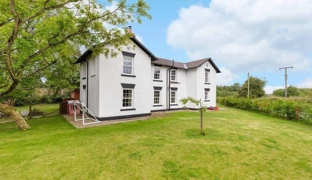 Countryside Escape | Sleeps up to 11 & Cabin
