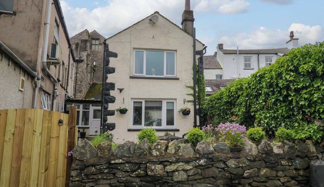COURTYARD COTTAGE, pet friendly, with a garden in Cartmel