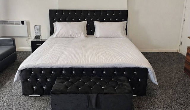 Cozy Studio in Oldbury with Extra Beds