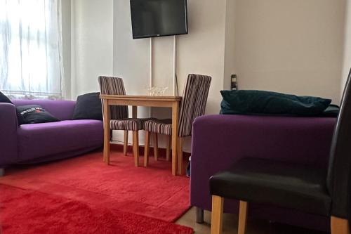 Curzon St - 4 Beds Sleeps 7 with Street Parking