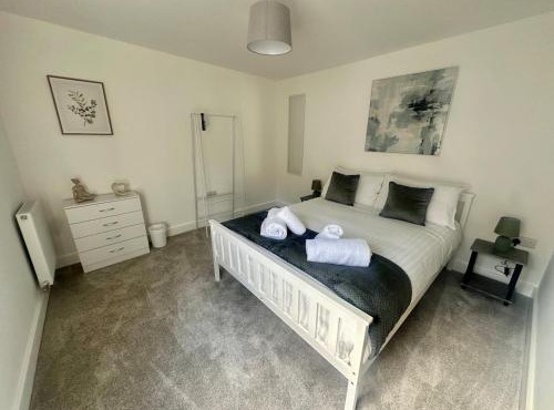 Cypress House - by Shortstays4u A Modern 2 Bedroom House in the town centre!