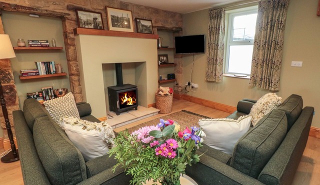 DAFFODIL COTTAGE, pet friendly, with open fire in Port Mulgrave