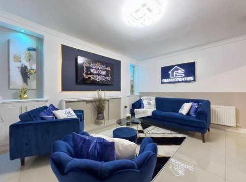 Dashing & Distinctive Dwelling Sleep 5 Crew 3BR in Llwyn-y-pia