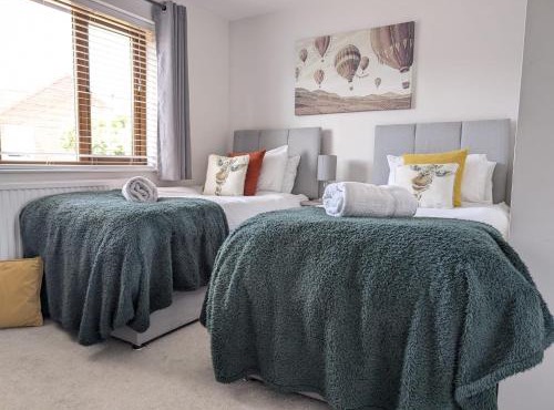Dean House 2 BR-Free parking-Work stays-Fully Equipped-SLEEPS 5