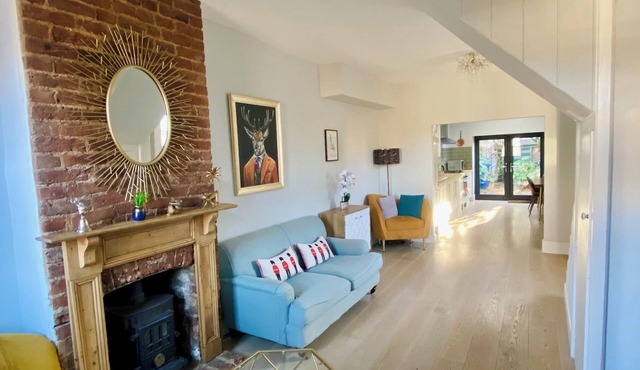Delightful 2 Bedroom House Central Windsor. Walk to Castle, River!