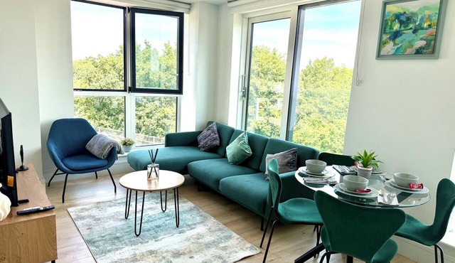 Deluxe 2BR Flat with Gym, Cinema, Work Area, Free Parking, Games Room and Lounge