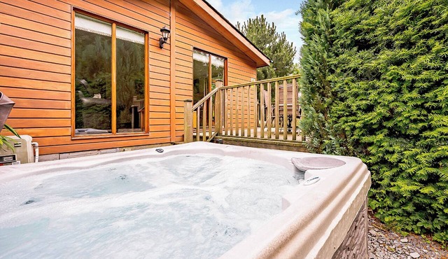 Deluxe lodge with one master double with en suite walk-in shower and one twin.