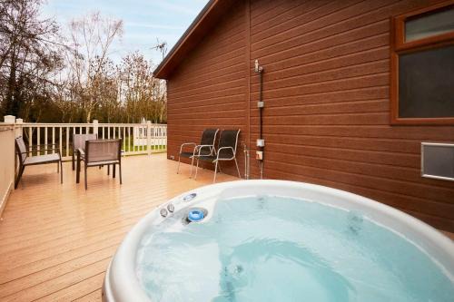 Deneb Lodge with Hot Tub