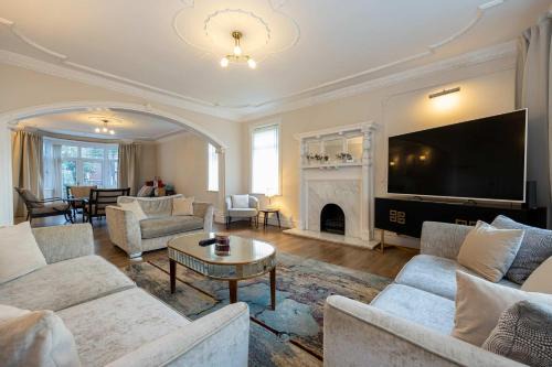 Detached House In Prestwich Sleeps 10 with Parking