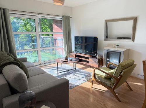 Didsbury 2-bed with Free Parking & 2 Balconies