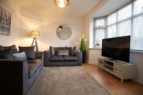 Doctors lane Stylish 3 Bedroom contractor Family House with Parking