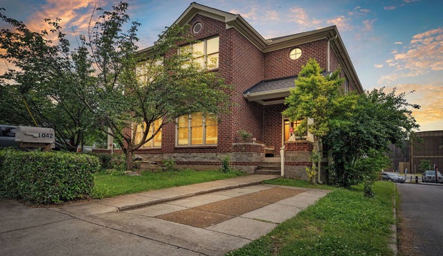 Downtown Luxury – Walk to Broadway – Separate Sleeping Spaces for 12 Guests in Nashville