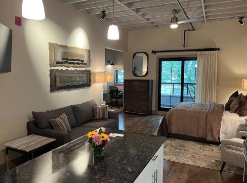 Downtown Suite with Balcony in Syracuse