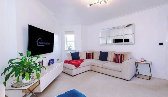 Driveway | Stylish 3Bedroom Home in Middleton