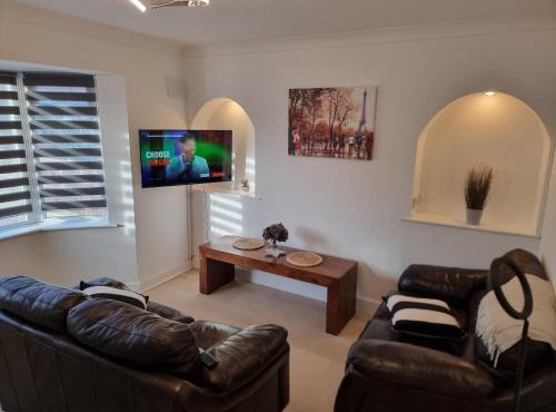 Dulverton house - 3 bed house/sleeps 6+ driveway+close to M1