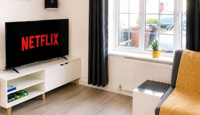 East London Home|Parking|Garden & Self Check-In