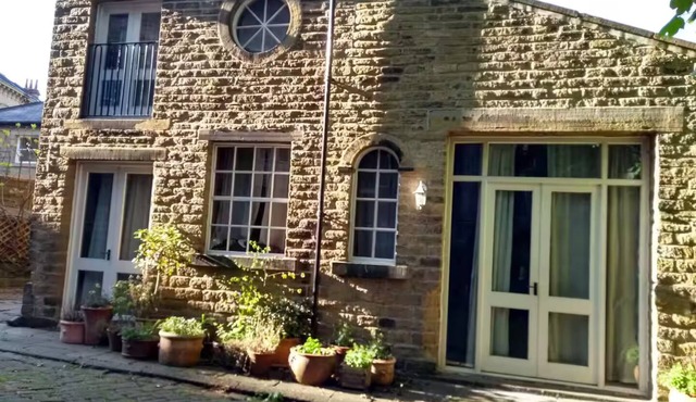 Edgerton cottage, 1-bed detached coach house in town, Spacious rustic charm.