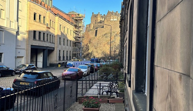 Edinburgh City Centre Main Door Victorian Flat Spectacular Castle View