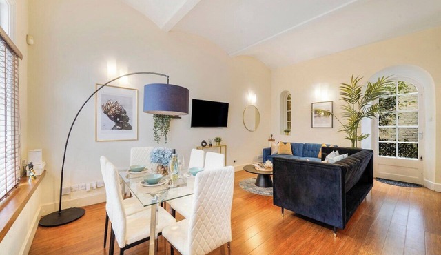 Elegant 3BR Mews House w/Parking – Westminster