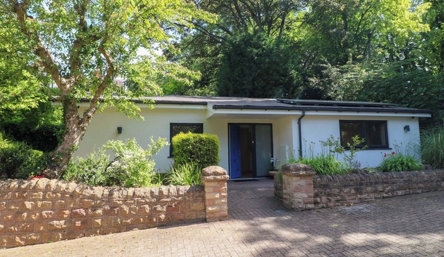 ELMCROFT, pet friendly, with a garden in Nottingham