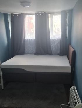 Ensuite Double room in a semi-detached House 13 minutes walk from Raynes Park train station and 40 minutes bus ride to Wimbledon