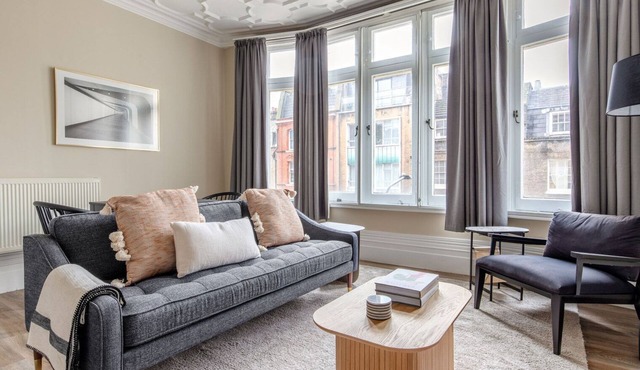 Excellent Farringdon 2BR, nr Shops, Dining & Bars, by Blueground
