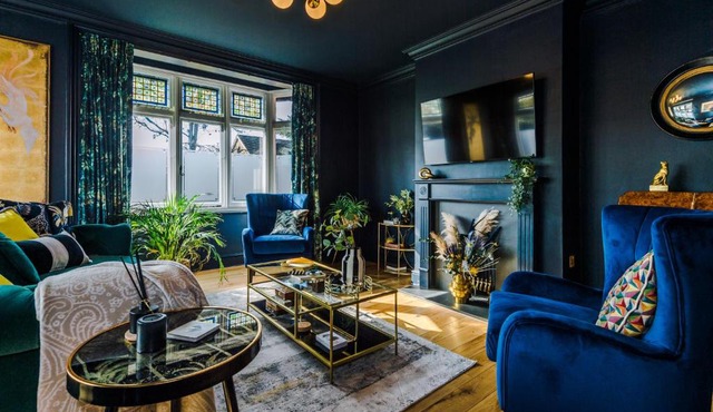 Exceptional 4 Bed House in The Windsor Tapestries by Casa by Grace - Sleeps 7-9, Private Hot Tub Hire, Free Parking, Dog Friendly, Legoland, Windsor Castle
