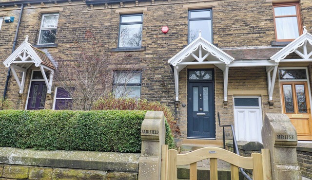 FAIRFIELD HOUSE, pet friendly, with a garden in Almondbury