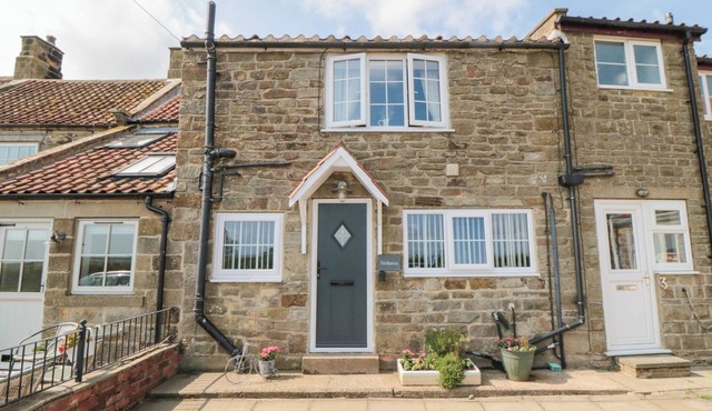 FAIRHAVEN COTTAGE, pet friendly, with open fire in Ugthorpe