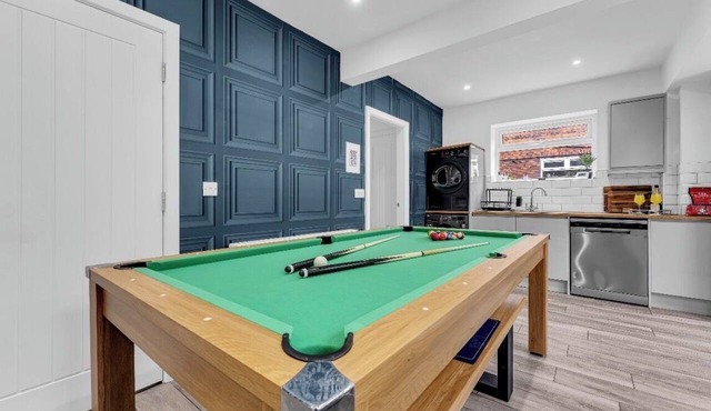 Family lux home/6-car drv/pool table/projector/
