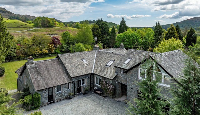 Fells - Four Bedroom House, Sleeps 8