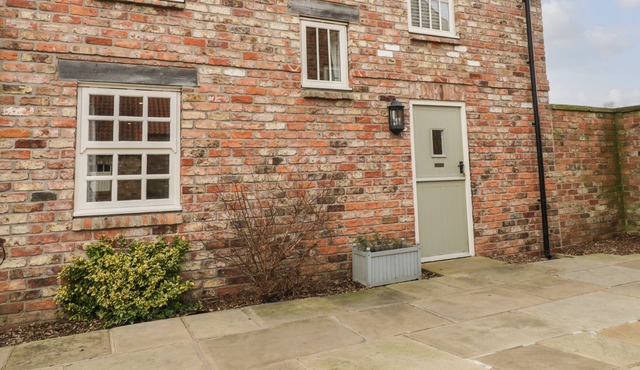 FERRY COTTAGE 3-BED, family friendly, with a garden in Acaster Malbis