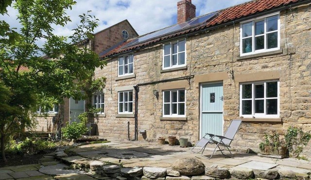 Four bed cottage, large garden, dog friendly