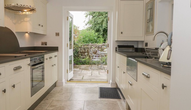 FOX COTTAGE, pet friendly, character holiday cottage in Arnside