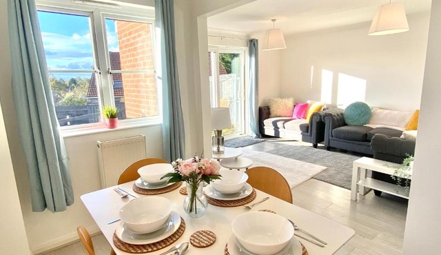 FREE PRIVATE PARKING! Kings House, Driveway and Garden! FULLY EQUIPPED 7 BEDS!